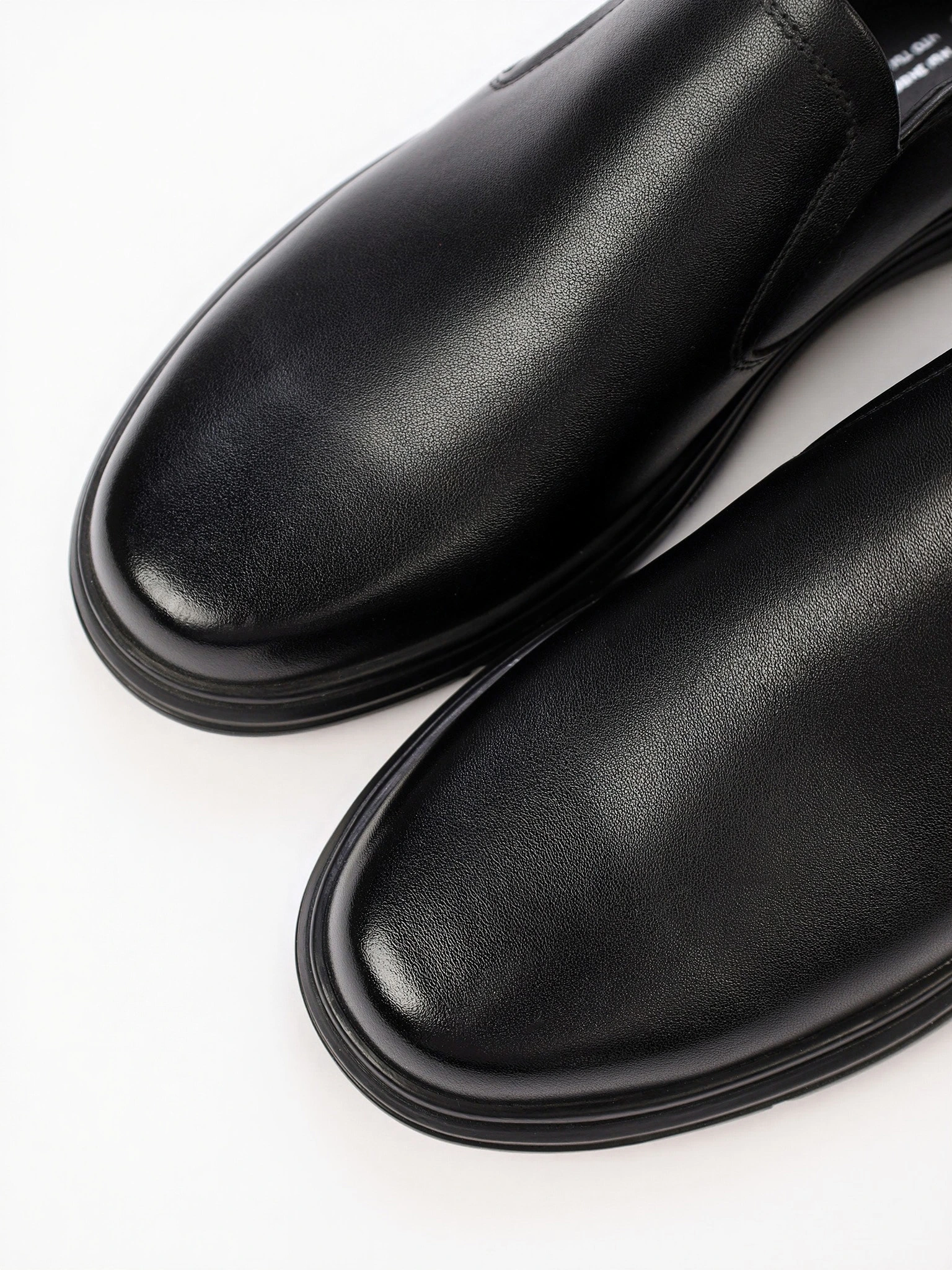 Туфли черного цвета с эластичными вставками